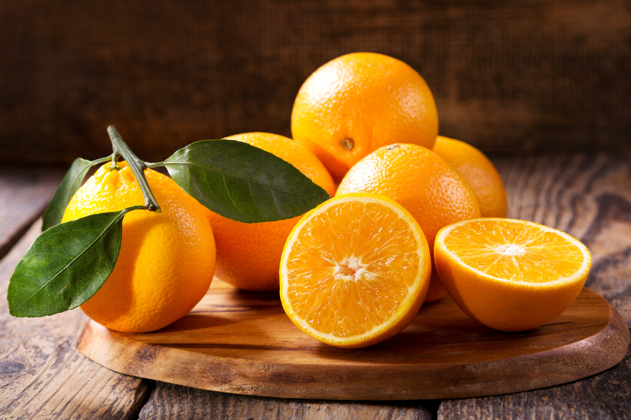 День апельсинов и лимонов картинки. Апельсин. Апельсин с листиком. Апельсин фрукт. Апельсины много.